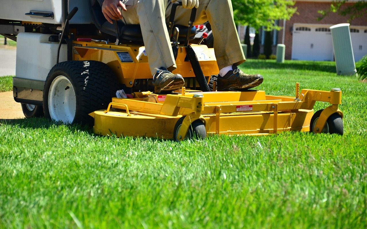 lawn care, lawn maintenance, lawn services-643559.jpg